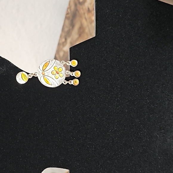 Vintage Clip On Earrings 2 Pairs - Picture 3 of 3